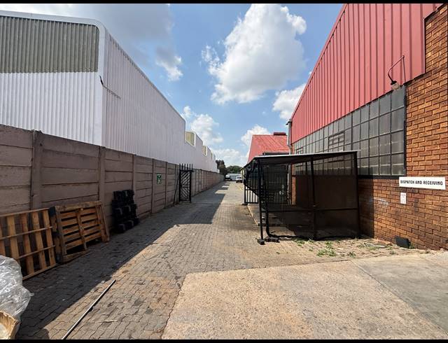 1,265M² WAREHOUSE TO LET IN JET PARK